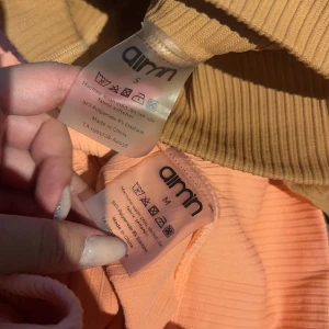 Amin träningsbyxor  - Väldigt sköna träningsbyxor. Storlek på de är S och M jag väger 67 kg och är 161 cm lång. Köpt från Amin och är knappt använda. Köp två så får du dem för 250 kr!  🌸