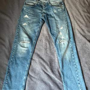 Tjaa, säljer dessa replay jeans eftersom de är lite för stora. Skicket är bra och nypris är runt 1800. Tveka inte att buda och komma me frågor!😊