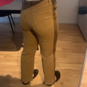 Levi’s jeans  - Väldigt fin färg på jeansen för de som gillar retro aktig. Kan ej knäppa där fram, men om ni vill ha fler bilder skriv gärna. Väger 67 kg och är 161 cm lång. Storleken är 28, men passar lika bra som 38/S om man väger runt omkring 60 kg ish.🌸
