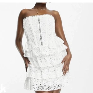 Vit klänning - Köpte en super fin klänning här på plick som tyvärr inte passade mig! Den är super fin och väldigt vädligt passande till studenten! ( inte mina bilder)