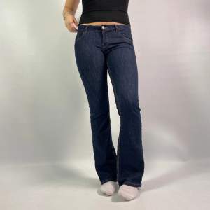 16. Lågmidjade bootcut jeans  Pris: 599 kr Frakt:60 kr  Storlek: 38  Midja tvärs över: 39 cm  Innerbenslängd: 78 cm  Modellen är 175 cm lång och bär vanligtvis storlek M