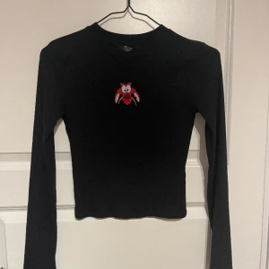 Disney croptop!🐲 - Ribbad croptop med draken från Mulan! Materialet är supermjukt och tröjan är aldrig använd! Inga slitningar överhuvudtaget🙌🏽❤️🐉