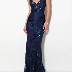 Balklänning - Marinblå balklänning med paljett mönster. Använd en gång och är som ny💕