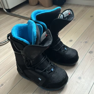 Snowboardboots Head stl. 39,5 - Säljer ett par Head-snowboardboots i storlek 39,5 i mycket bra skick, använda två säsonger. Finns bara lite ytligt slitage på utsidan av ena skon (se bild 3).