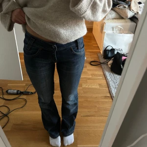 Lågmidjade Lee jeans  - Lågmidjade Lee jeans. Storlek w27 L31 men passar XS-S. Jättebra skick! Midjemått: 37 cm  Innerbenslängd: 80 cm