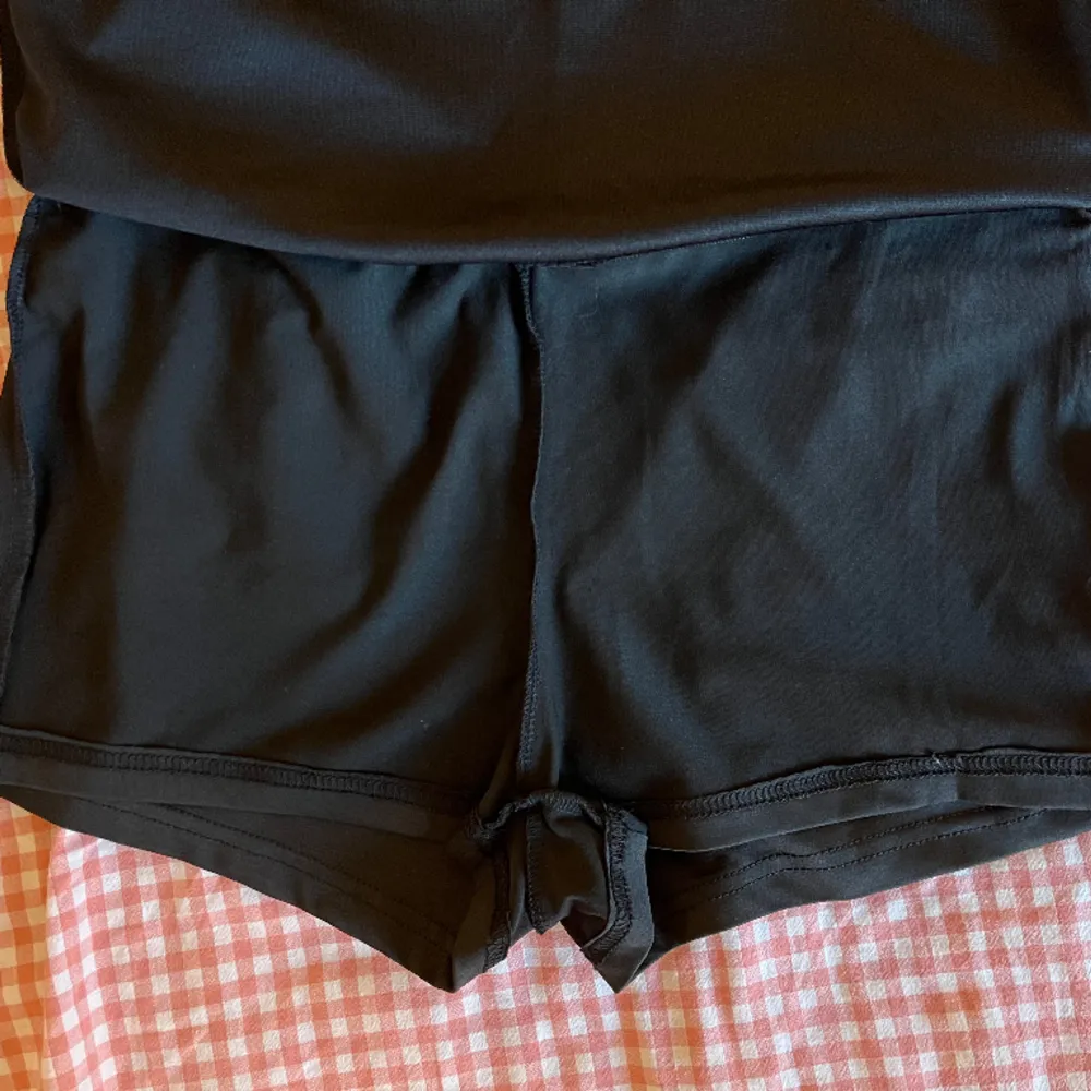 En snygg svart minikjol med shorts inuti! Nyskick och inga defekter. Köpt här på Plick men passade tyvärr inte:( . Kjolar.