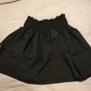 Detta är en kort fin kjol som inte längre används.