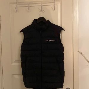 Sailracing väst - Tjena! Säljer nu min väst efter som den inte passar mig längre, köppt av av en kompis i våras så kvitto och så fins inte. Dock har den qrkod 