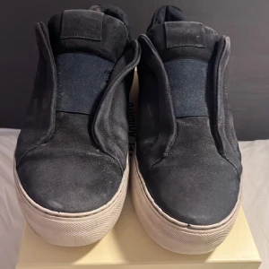 Arigatos  - Ett par arigatos laceless 360 i storlek 44 köpta i början av 2023. Används men i relativt gott sick 6/10 En liten defekt se bild 3 men det påverkar inte känseln eller utseende väl på  