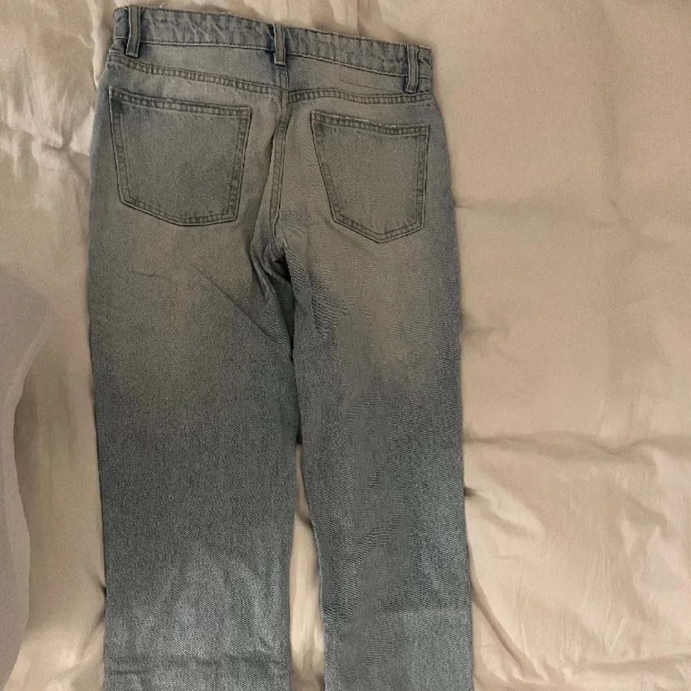 Säljer ljusblå mid rise straight jeans från zara som var väldigt trendiga förut🩵🩵de är storlek 36 men passar tyvärr inte mig längre så kan inte ta egna bilder med de på🩵Säljer likadana i mörkblå. Jeans & Byxor.