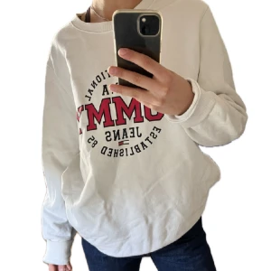 Tommy Hilfiger tröja - Simpel, snygg Tommy Hilfiger crewneck tröja🙌🤩 bra skick och i storlek XL men sitter perfekt oversized på mig som brukar ha S/M