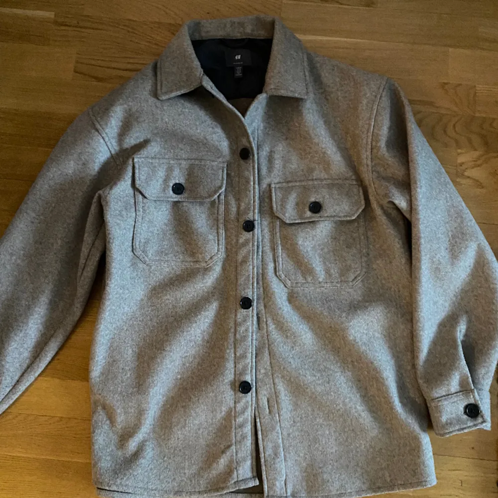 Snygg overshirt i mycket fin färg, knappt använd över huvudtaget. Hör av dig vid frågor!. Tröjor & Koftor.