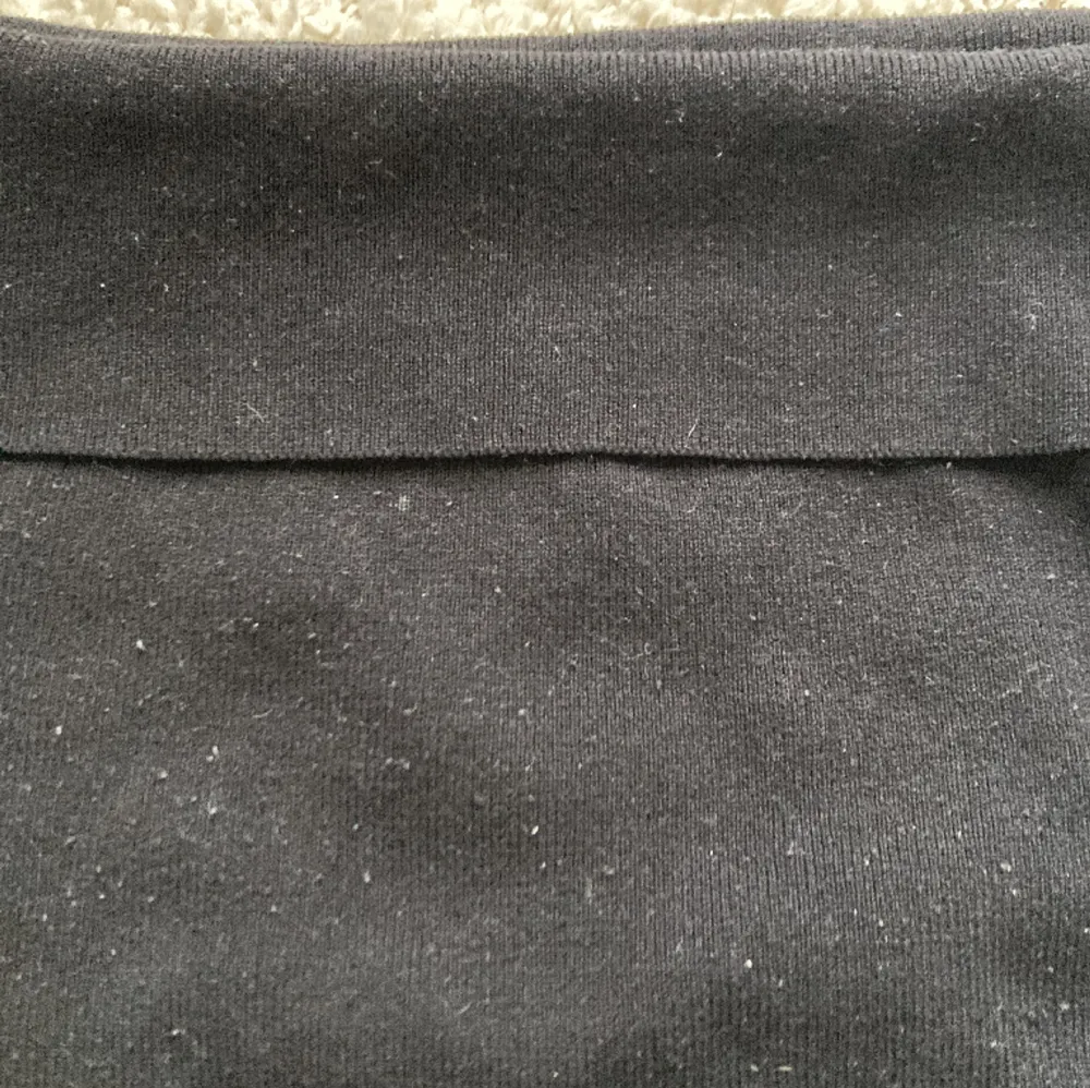 Säljer detta ofshoulder linne då det har blivit förlitet. Det har andvändts några gånger men är forfarande i ganska så bra skick. Toppar.