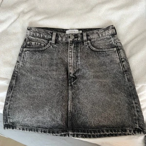 Grå jeanskjol  - Grå jeanskjol i superbra skick från other Stories ❄️