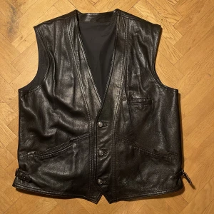 Svart läder biker vest  - Super fint läder vest i fint skick, aldrig använt. Meddela mig för measurements✨