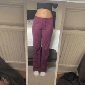 Lågmidjade mjukisbyxor - Dessa fina lågmidjade mjukisbyxora säljer jag för att de inte kommer till användning. De är i storlek XS och bra skick. Köparen står för frakten och hör gärna av dig vid intresse. 💞