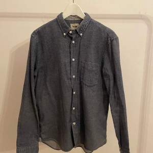 Acne shirt in 100% cotton.  Size 48 (S/M)  Measurements: Length: 72 cm Shoulder width: 45 cm