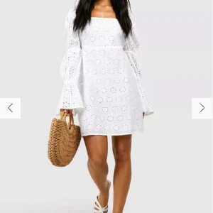 Vit klänning - Jättefin vit klänning från boohoo🤍 Endast testad med prislapp kvar.