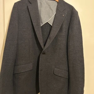 The Tailoring Club Ullkavaj + JL jeans - Kostym & kavaj, stl. 50 (M), Herr Säljer denna supersnygga ullkavaj från The Tailoring Club.  Kavajen är ofodrad vilket gör den extremt bekväm att ha på sig. Håller värmen bra och är i superfint skick.  Nypris ca 3699kr JL jeans strl 32/32. 