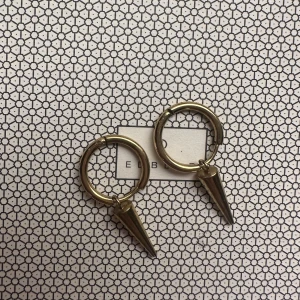 Edblad örhängen  - Klassiska jättefina populära Edblad örhängen med nitar, guld och knappt använda😍😍