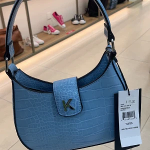 Kylie + kendall väska - En jättesnygg väska från märket Kylie + kendall. Köpt i Cypern från en äkta väskaffär för 85€ i oktober så den är knappt använd. 