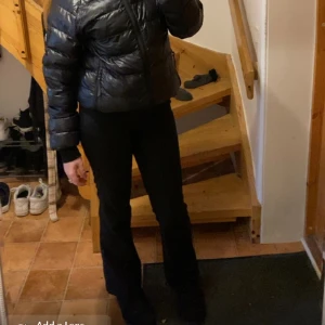 Lågmidjade flare jeans  - Säljer ett par helt oanvända lågmidjade flare jeans från design by si. Köpte två storlekar. Typ de skönaste byxorna jag har testat. Köpta för 450kr