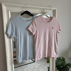 Baby blå och baby rosa t-shirt från Levis. Använda fåtal gånger men fint skick.💙 säljs tillsammans. Har bara legat i garderoben där av skrynklor 🥲
