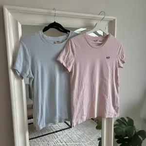 Baby blå och baby rosa t-shirt från Levis. Använda fåtal gånger men fint skick.💙 säljs tillsammans. Har bara legat i garderoben där av skrynklor 🥲