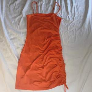 en fin orange klänning, knappt använd❤️