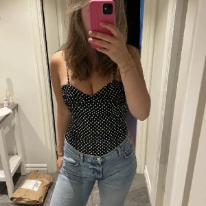 Prickig topp  - Prickig topp från Zara, storlek M men skulle säga att den passar xs/s