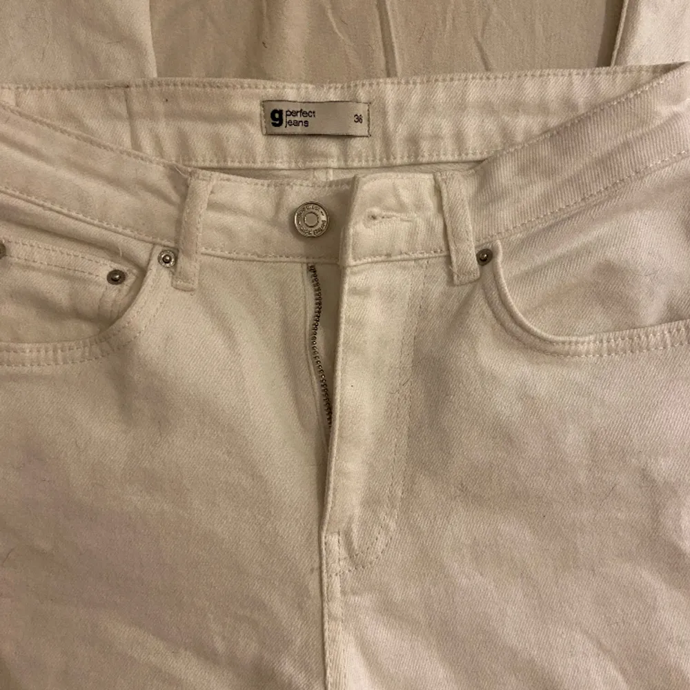 Säljer ett par jättefina vita jeans som är i ny skick men som är på tok för små. Köpta för 499kr och är i nyskick . Jeans & Byxor.