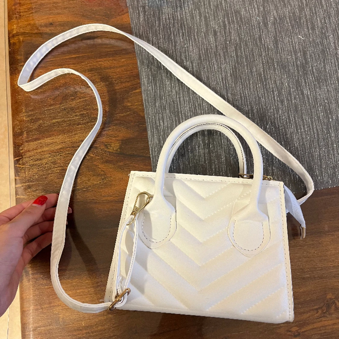 En vit liten väska  - 91