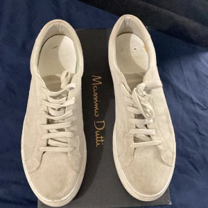 Massimo Dutti beiga skor - Beiga Massimo Dutti skor i  storlek 44 men passar även 43. Skorna har används ett fåtal gånger men har fortfarande behållt ett fint skick. Fler bilder går absolut att lösa. Skriv om ni har frågor eller är intresserade!