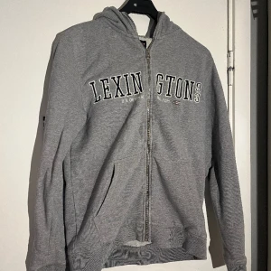 Lexington tröja - Säljer min Lexington tröja som är i storlek M. Tröjan är i väldigt gott skick, undantag att snöret som tillhör luvan saknas. Hör av er om ni har några frågor!😊