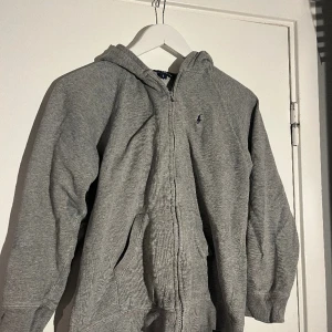 Polo Ralph fluoren tröja  - Säljer min polo Ralph fluoren tröja. Tröjan var från början i storlek L men råkades krympa i tvätten till storlek S. Tröjan är i gott skick, undantag är att det är en ytterst liten fläck på vänster ärm. Tröjan borde nog passa perfekt för en 10 åring!😊