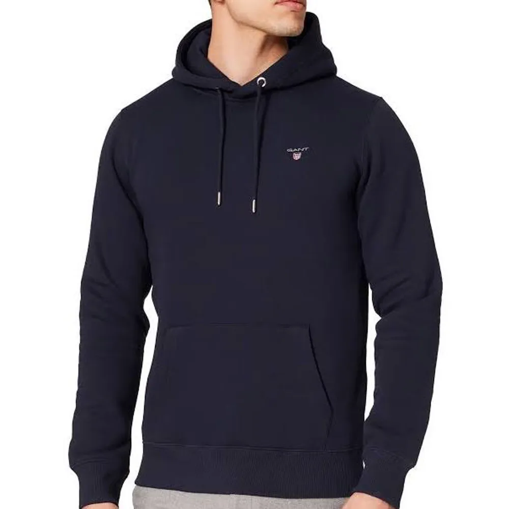 Svart mjuk hoodie från Gant. Storlek L men i mindre version så funkar bra som M+ också.  Använd en gång så nyskick. Pris i butik: 1200 SEK. Obs: tredje fotot är taget från Gants hemsida för ge en bild av hur den ser ut på.. Hoodies.