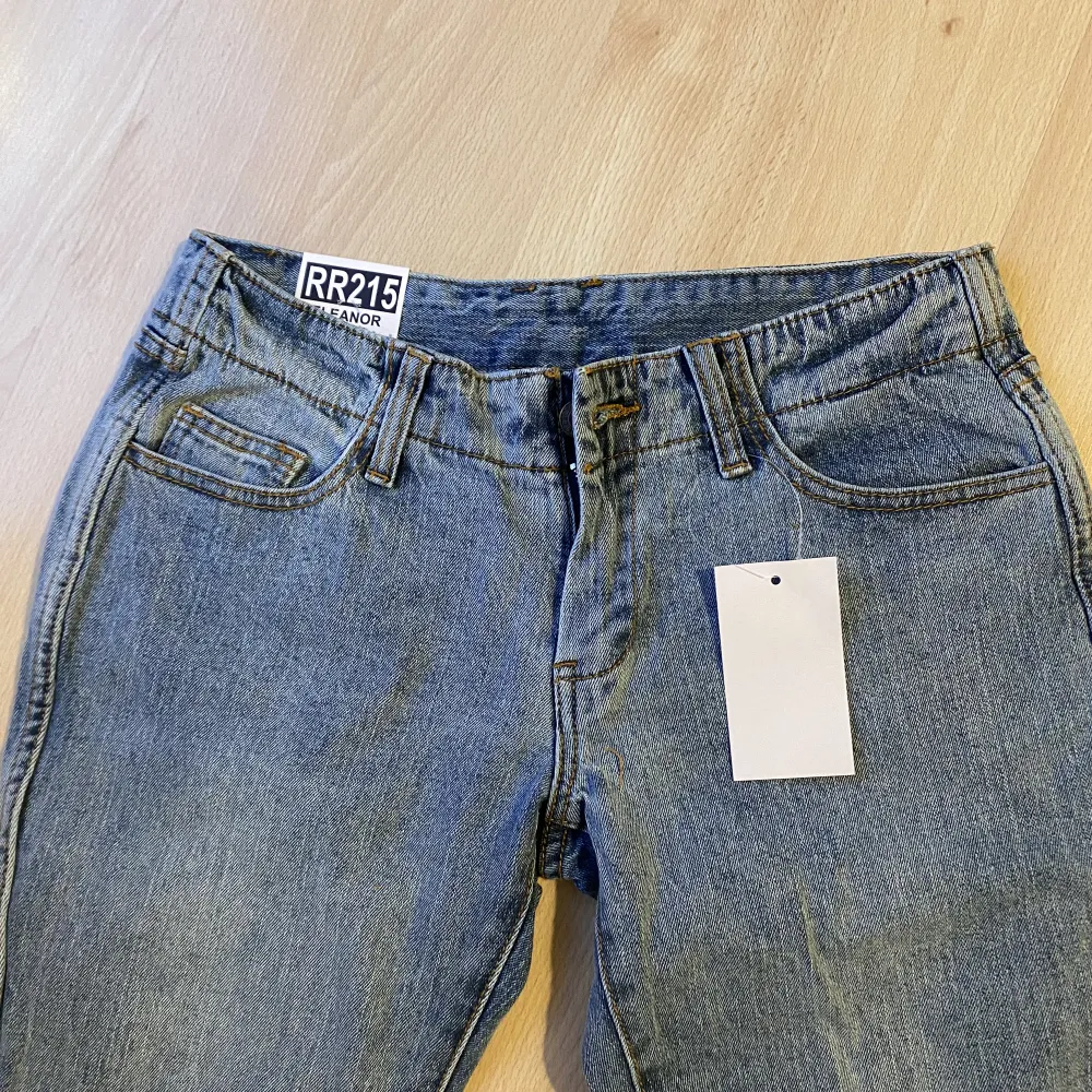 Jättefina Helt oanvända jeans som tyvärr inte passade💕De är brandy Melville Eleanor jeans. De är i storlek S   Ordinarie pris var 530 då det fraktades från USA. Jeans & Byxor.