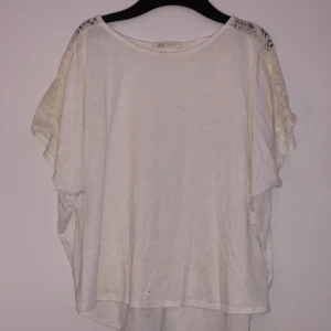 T-shirt - -mjukt material - spets vid axlarna 