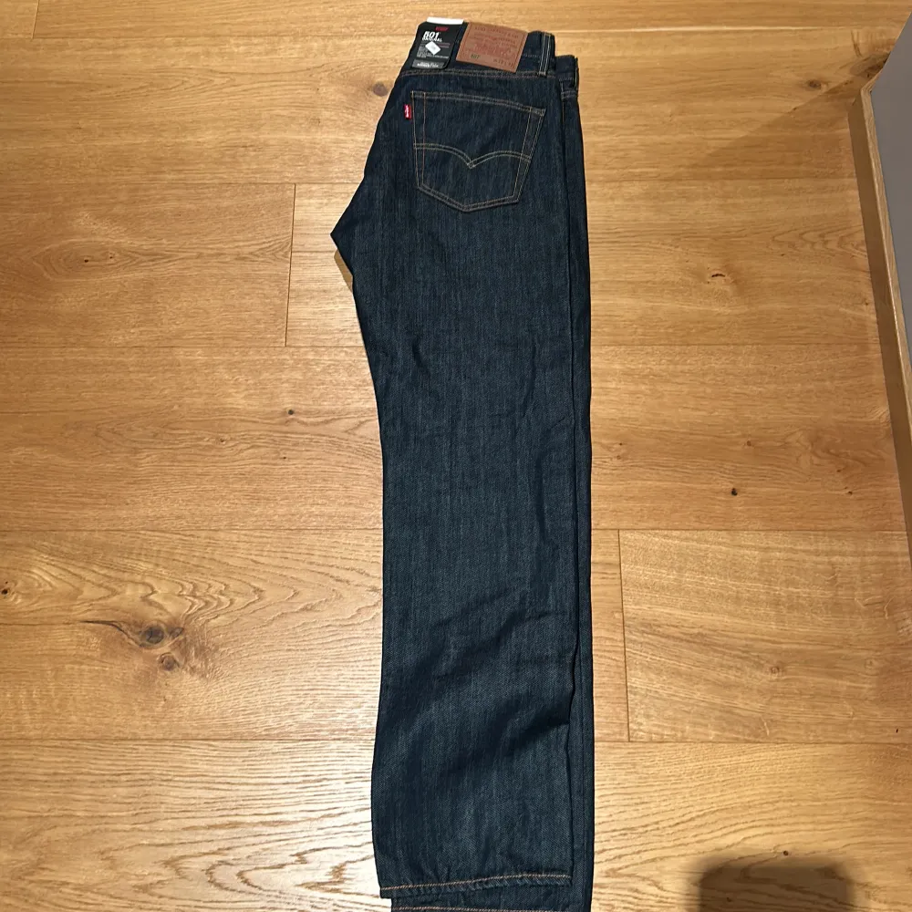 Hej, säljer ett par Levis 501 i storlek 33/32. Jeansen är helt nya och oanvända (Prislapp kvar). Mvh Ted 😁. Jeans & Byxor.