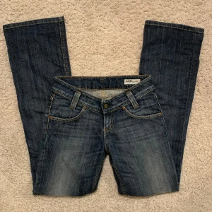 Lee jeans  - Asnajs lågmidjade lee jeans🙌🏼🙌🏼 Midjemått rakt över 36 cm och innebenslängen 81 cm!