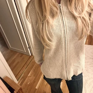 Stickad tröja  - Superfin kofta i bra kvalitet, säljer pga att den inte används. Storlek S, utgångspris 300kr men kan tänka mig sänka💖