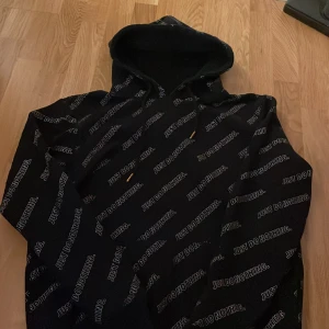 Hoodie - Använd men i fint skick, svart ”just do nothing” hoodie från New yorker. Säljer för använde inte nå mer💗