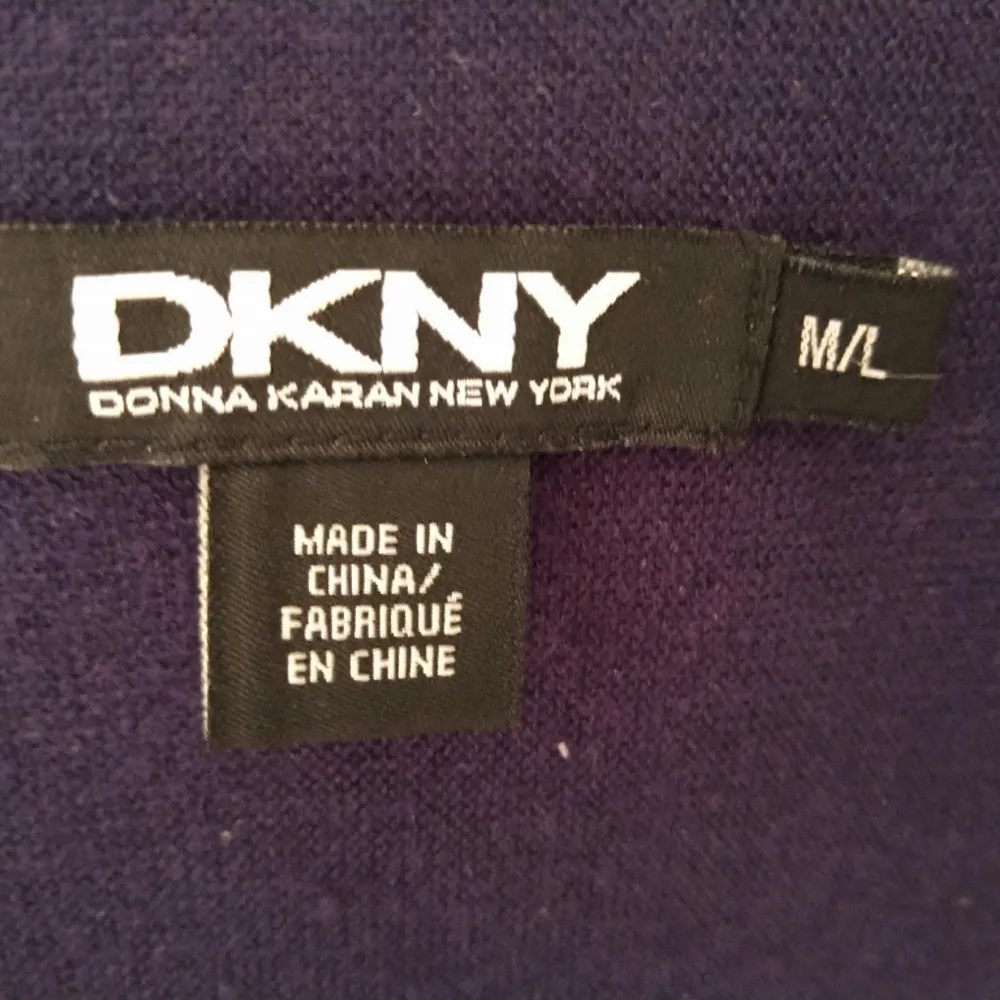 Poncho från DKNY.  Storlek: M\L Material: Siden 85%, cashmire 15 % Använd, men utan anmärkning.  Kommentar från säljaren: Cape med ärm Blålila. Tröjor & Koftor.
