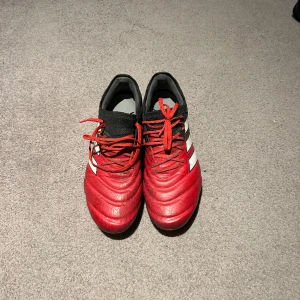 Fotbollsskor 44 - Lätt använda. FG/AG, dvs gjorda för bruk på både kobstgräs och gräs. Hör av er vid frågor!  Nypriset ligger runt 2300kr!