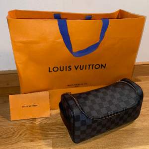 Hej!  Jag säljer min Louis Vuitton necessär väska som jag köpte för några år sedan i Barcelona. Väskan är i gott skick och har inga märken eller slitage kvitto och box medföljs. Jag köpte den för 6000 kr, men nu säljer jag den för 4000 kr. 