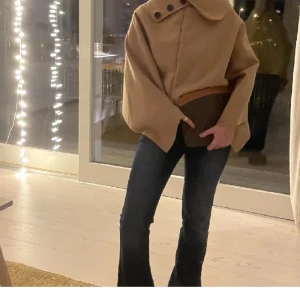 Beige poncho  - As nice jacka, nypris runt 3000 och endast använd 2 gnr. Skit snygg!!!💓 pris kan diskuteras för måste bli av med allt! 