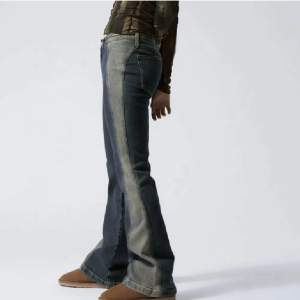 Så balla lågmidjade jeans från weekday, storlek 27 vilket motsvarar 36, helt slutsålda överallt och aldrig använda🩷👏🏻