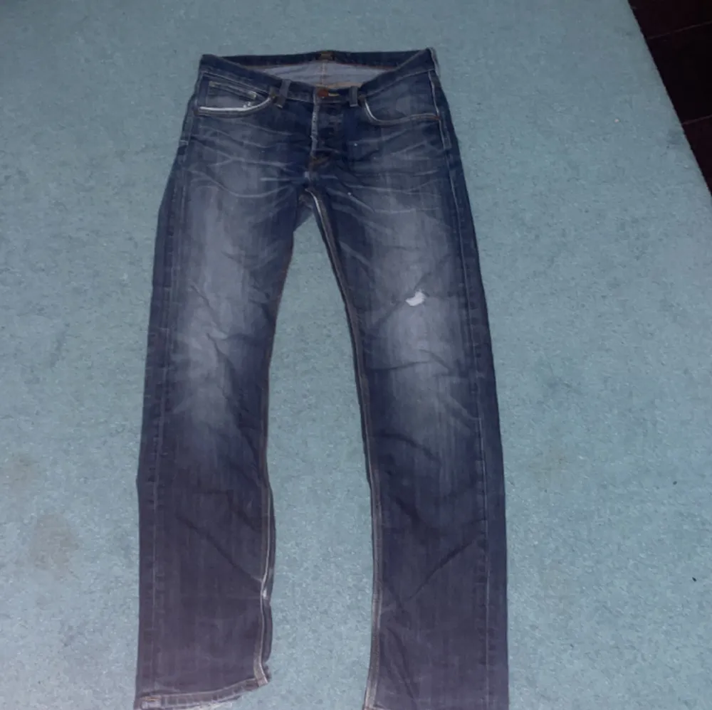 Ett par lite uttvättade lee jeans i bra skick 8/10 skriv privat för mer bilder eller dunderingar pris kan sänkas. . Jeans & Byxor.