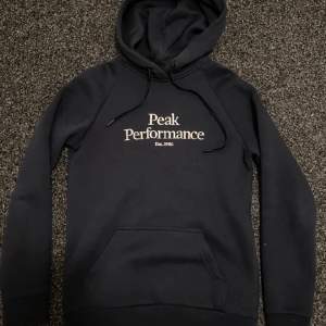 Marinblå peak performance hoodie, Knappt använd.