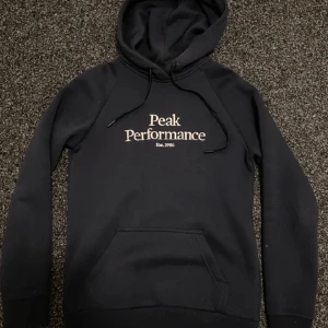 Peak performance hoodie - Marinblå peak performance hoodie, Knappt använd.